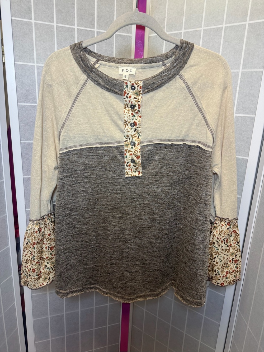 POL Heathered Gray & Cream Long Sleeve Top with Floral Trim
